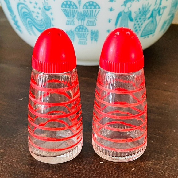 Vintage Retro Red Stripe Salt & Pepper Shakers❤️🧂